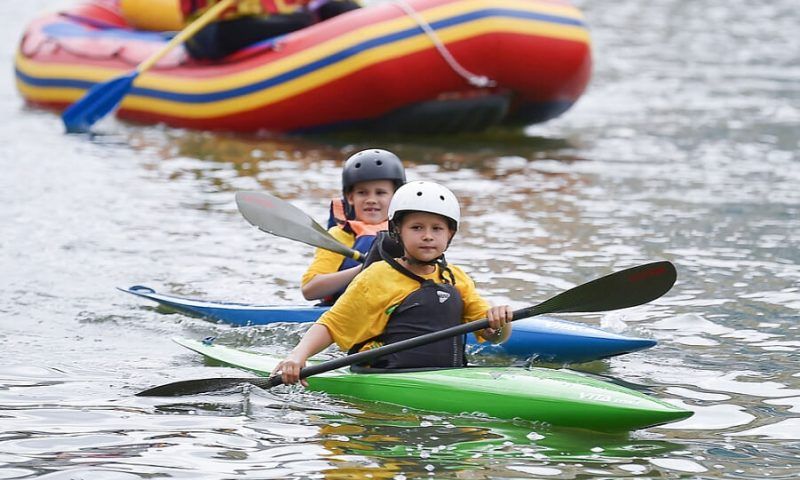 В День защиты детей более 170 школьников приняли участие в сплаве по реке Кубань в Краснодаре