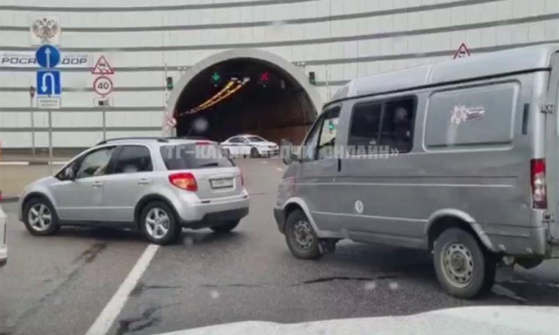 Восемь автомобилей столкнулись в массовом ДТП в тоннеле в Сочи