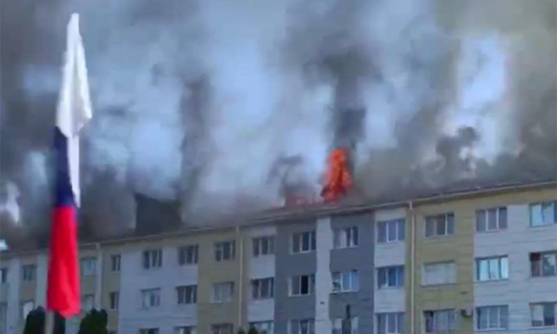 Многоэтажный дом в Шебекино полыхает после обстрела ВСУ. Видео
