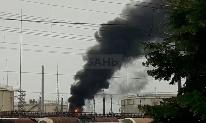 Крупный пожар произошел в районе нефтезавода в Краснодаре. Видео