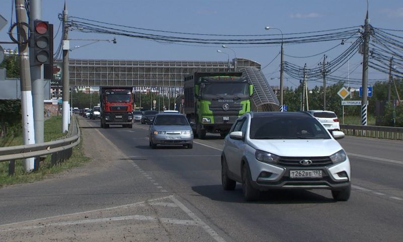 Жители микрорайонов Прикубанского округа Краснодара пожаловались на пробки из-за грузовиков