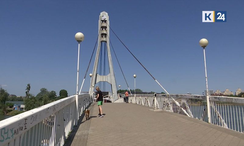 К обновлению Моста поцелуев приступили на Кубанской набережной в Краснодаре