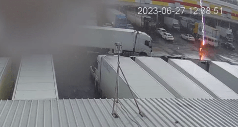 Молния убила водителя грузовика в Краснодаре. Видео