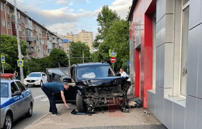 В Краснодаре две иномарки врезались в стену магазина, оба водителя получили травмы