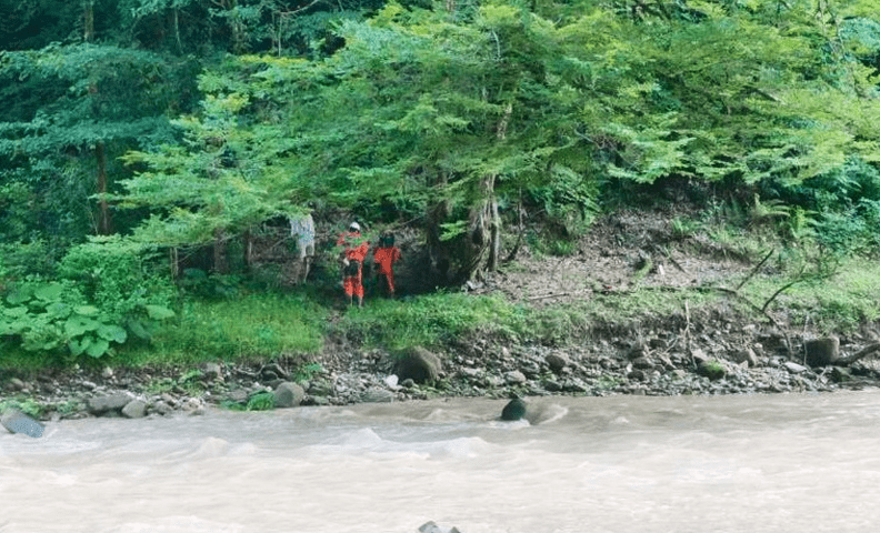Вода поднялась и смыла мангал: спасатели эвакуировали с берега реки в Сочи группу туристов с детьми