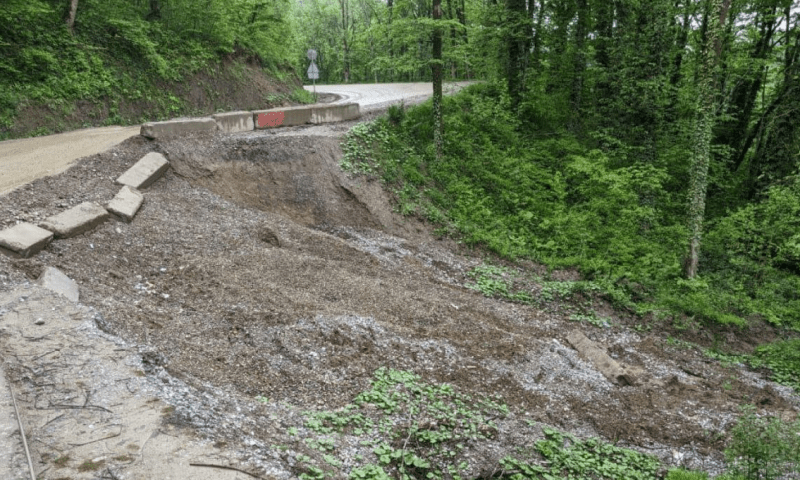Участок дороги обрушился из-за оползня на Шаумянском перевале в Туапсинском районе