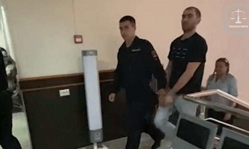 Суд арестовал мужчину, напавшего на школьника в лифте многоэтажки в Краснодаре