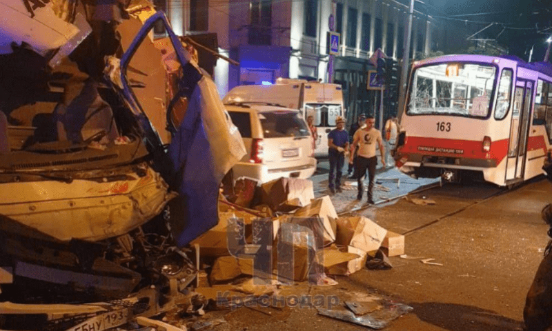 Три человека пострадали при столкновении грузовика и трамвая в Краснодаре 