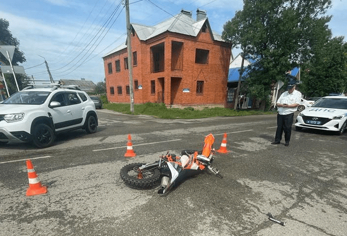 Иномарка сбила мотоциклиста, вылетела на тротуар и протаранила киоск в Апшеронске