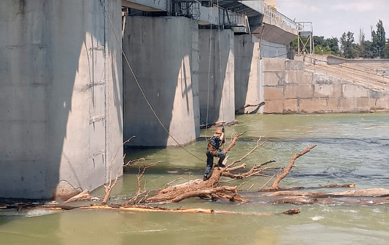 Затворы Краснодарского водохранилища расчистили от нанесенных после дождей деревьев и веток