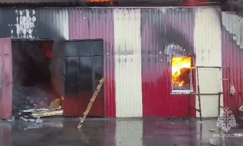 Склад с посудой и электротехникой горит на рынке в Ростовской области. Огонь тушит вертолет