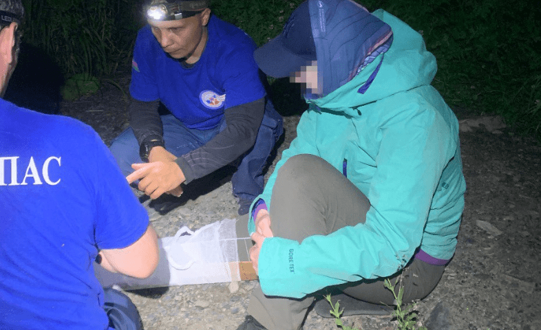 Спасатели эвакуировали из леса туристку, которая подвернула ногу во время спуска с горы Ачишхо в Сочи