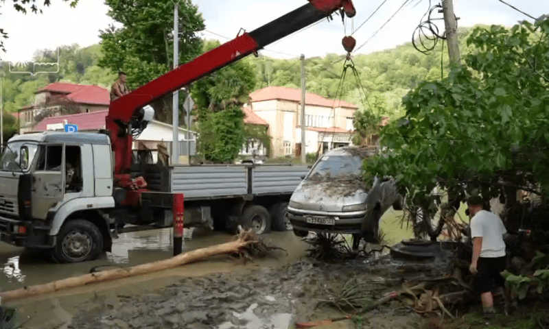 Более 70 грузовиков мусора вывезли из пострадавшего от стихии микрорайона Мацеста в Сочи