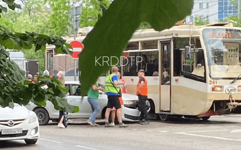 Легковушка протаранила трамвай в районе улицы Солнечной в Краснодаре