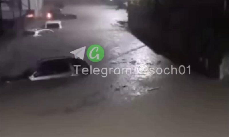 Вышедшая из берегов река Мацеста затопила дороги, дворы и повредила газопровод в Сочи. Видео