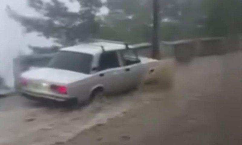 В Абхазии вышедшая из берегов река повредила единственную дорогу в сторону Сочи