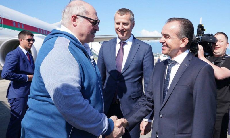 Кондратьев встретил Лукашенко у трапа самолета в аэропорту Сочи