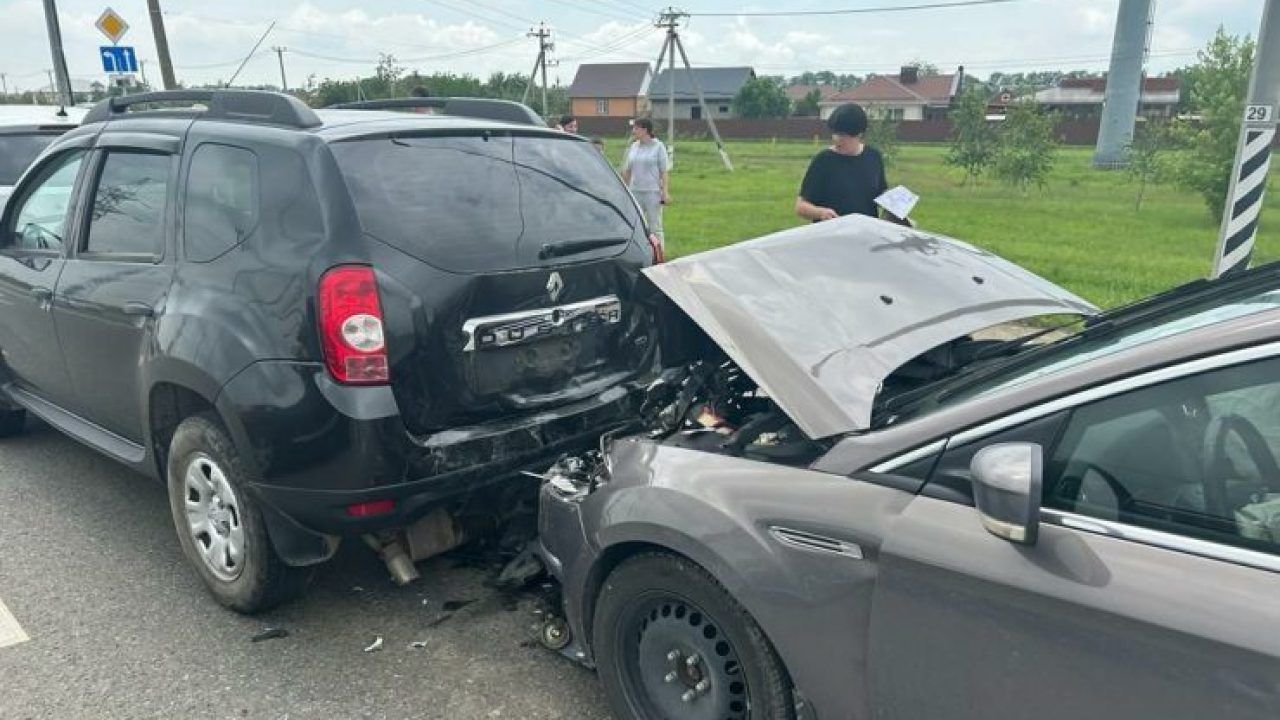 Четыре машины собрались в «паравозик» в массовом ДТП в Краснодарском крае -  12 июня, 2023 Все новости, Происшествия «Кубань 24»