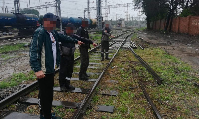 Четверо мужчин украли пять отрезков рельсов на станции в Тихорецке