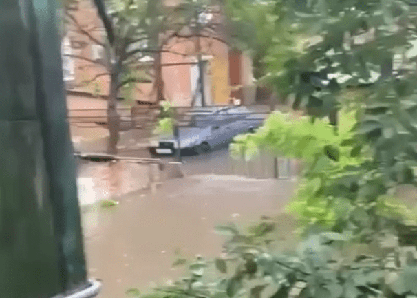 В Кропоткине после сильного дождя подтопило дворы и улицы