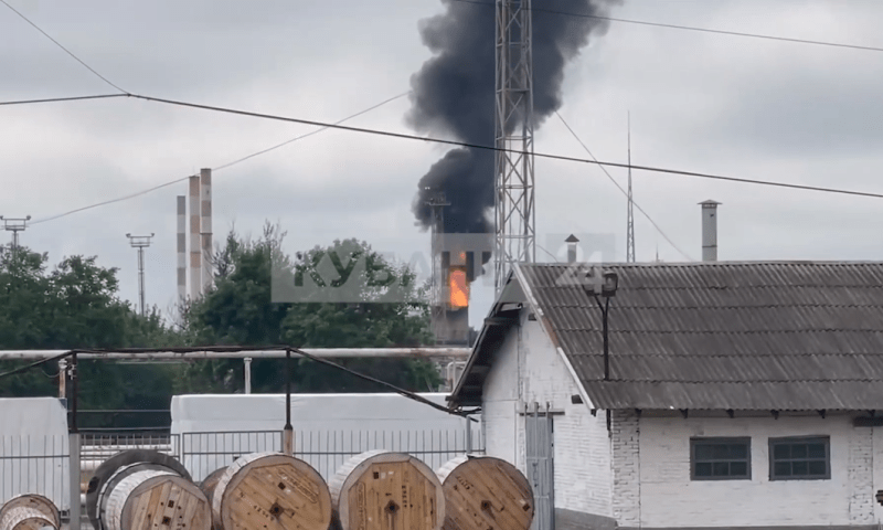 На Краснодарском НПЗ второй раз за день загорелся факельный стояк. Видео