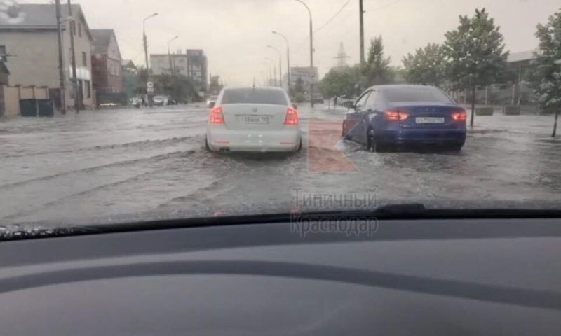 Затяжной ливень 4 июня превратил улицы Краснодара в реки