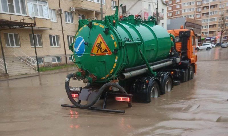 Мэр Краснодара: водооткачивающая техника ликвидирует подтопления на шести улицах