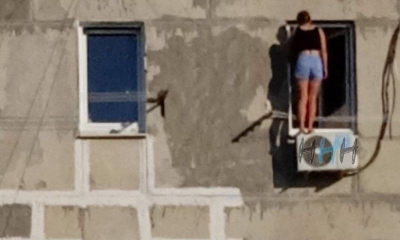 Мыла окна: в полиции объяснили, что девушка делала на кондиционере на 9 этаже в Новороссийске