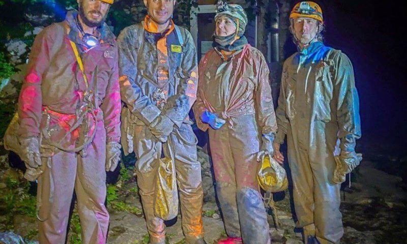 Два спелеолога застряли в затопленной Воронцовской пещере в Сочи