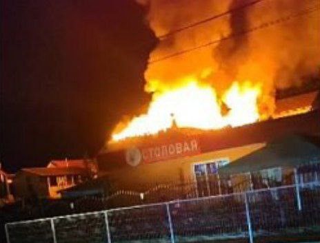 Девять человек эвакуировали ночью из горящего двухэтажного дома в Туапсинском районе