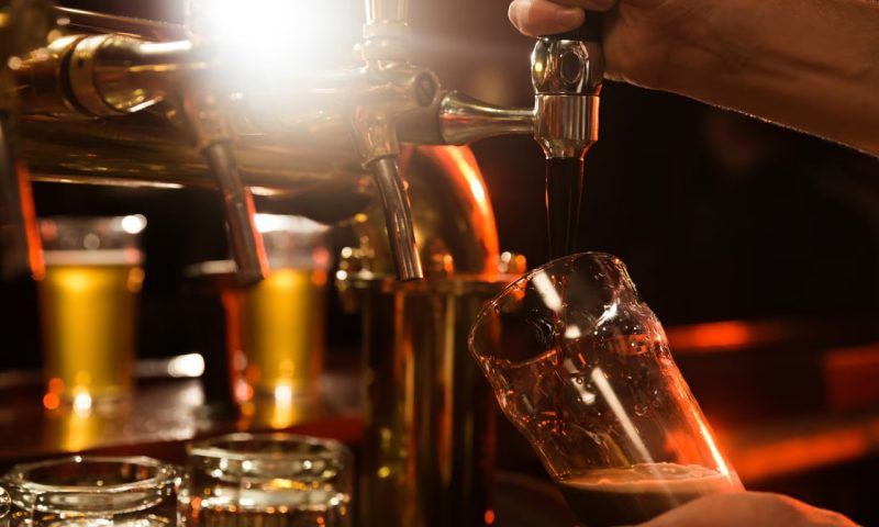 В РФ предложили запретить продажу алкоголя на фуд-кортах, чтобы не смущать детей