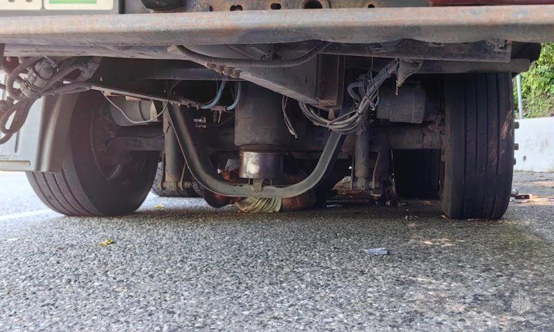 Водителя грузовика зажало под прицепом во время ремонта в Сочи