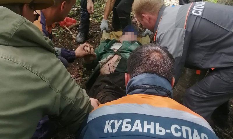Ждал помощи двое суток: спасатели вынесли из леса парализованного 76-летнего жителя Кубани