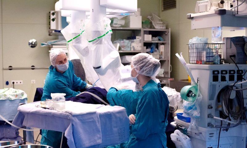 Первую в России операцию по исправлению органов таза с помощью робота-хирурга провели в НИИ-ККБ № 1