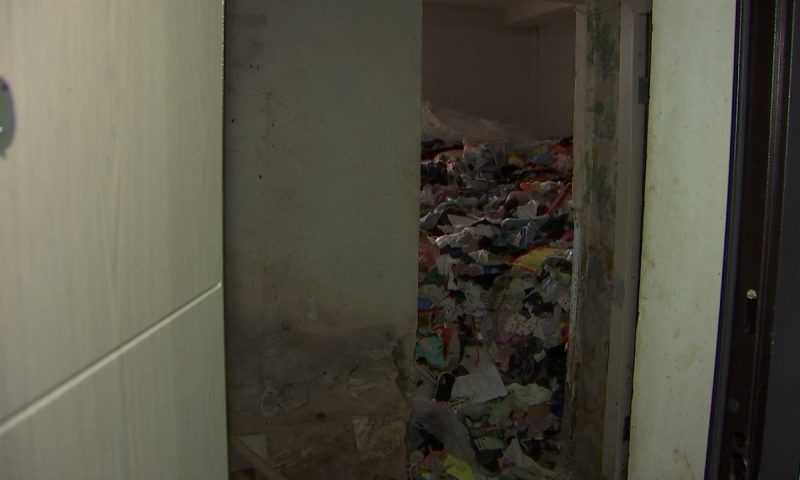 Жители дома в поселке Российском пожаловались на соседку, складирующую дома мусор