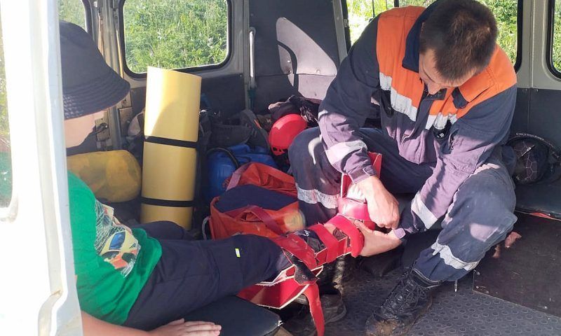 Спасатели эвакуировали из леса в районе Гуамки 9-летнего мальчика, который во время похода повредил ногу