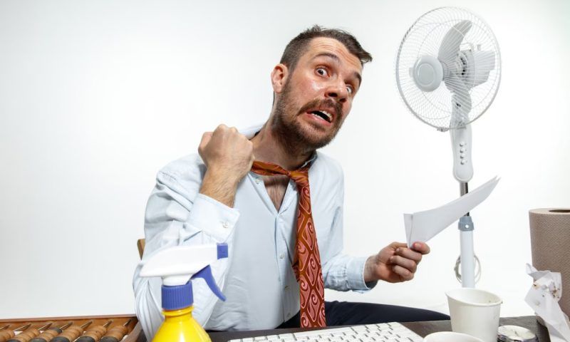 В Госдуме предложили проверять состояние здоровья работников офиса в жару