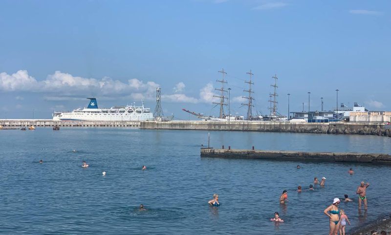 В порту Сочи встретились круизное судно «Князь Владимир» и учебный парусник «Херсонес»