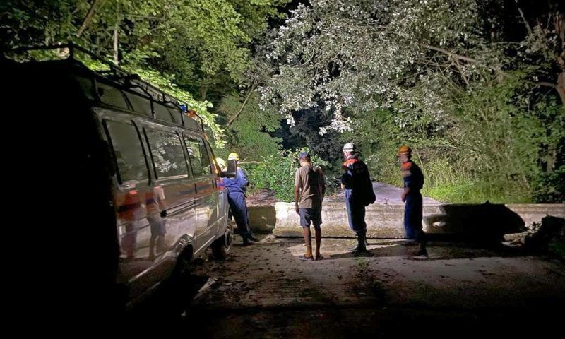 В горах Сочи ночью заблудился турист, его вывели спасатели
