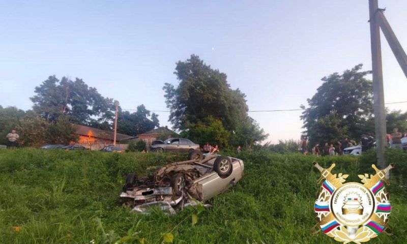В Краснодарском крае водитель легковушки без прав столкнулся на встречке с иномаркой и погиб