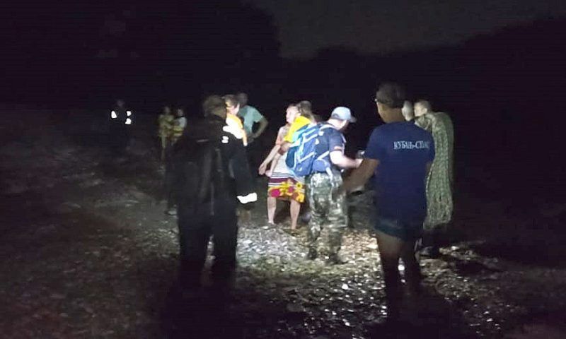 Два автомобиля застряли в русле реки недалеко от Туапсе, спасатели эвакуировали 6 человек