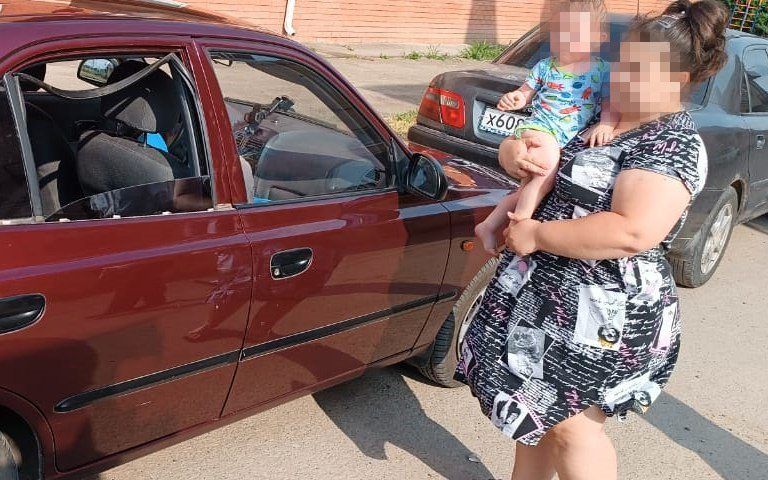 Спасатели освободили ребенка из заблокированной машины в Краснодарском крае