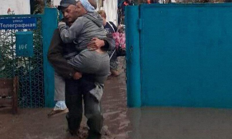 Спасатели эвакуировали трех жителей из подтопленного дома в Лабинском районе
