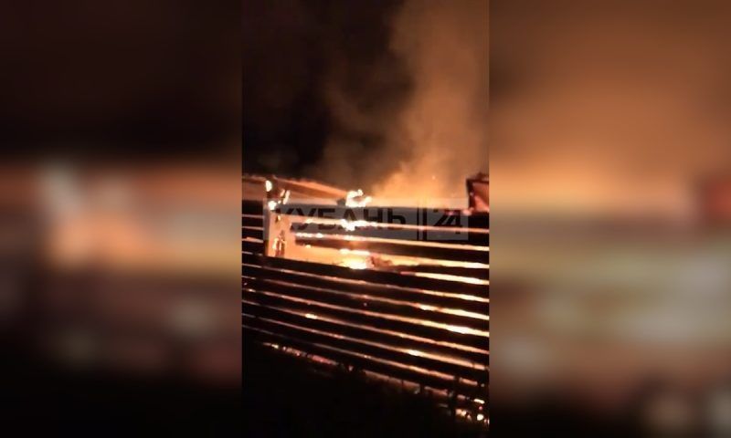 Неизвестные ночью сожгли ферму с телятами в Краснодарском крае. Видео
