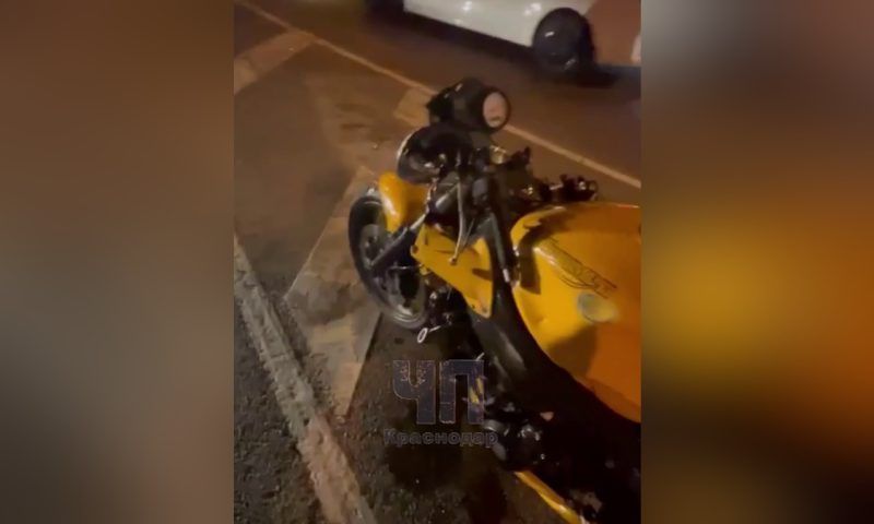 Мотоциклист вылетел на встречку и столкнулся с фурой в Краснодаре