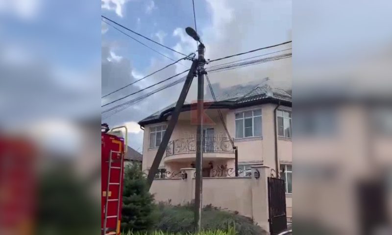 Молния ударила в двухэтажный частный дом в Краснодаре, загорелась кровля