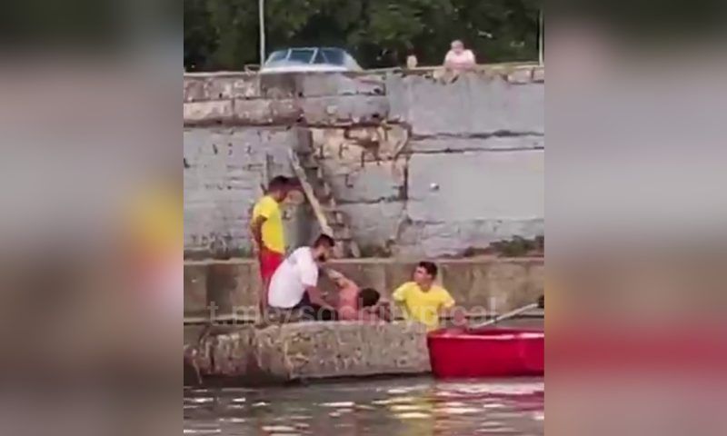 В Сочи неадекватного мужчину эвакуировали на лодке с бетонной плиты в середине реки