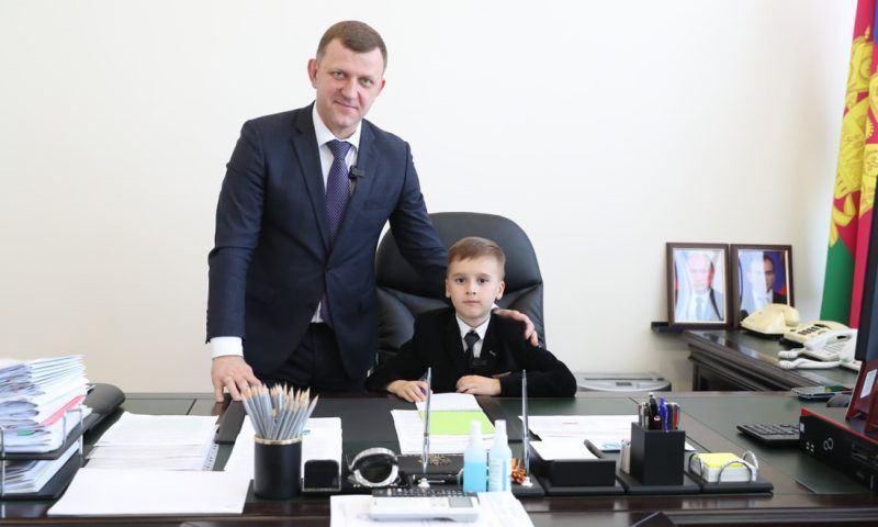 Мэр с детства: 8-летний юморист 1 июня поработал на посту главы Краснодара Евгения Наумова