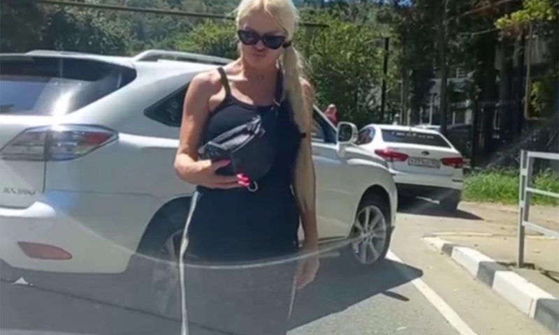 Агрессивная женщина на Lexus грубо нарушила ПДД и нахамила водителю в Сочи. Видео