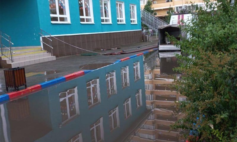 С территории подтопленного из-за ливней детсада «Стрекоза» в Краснодаре откачали воду